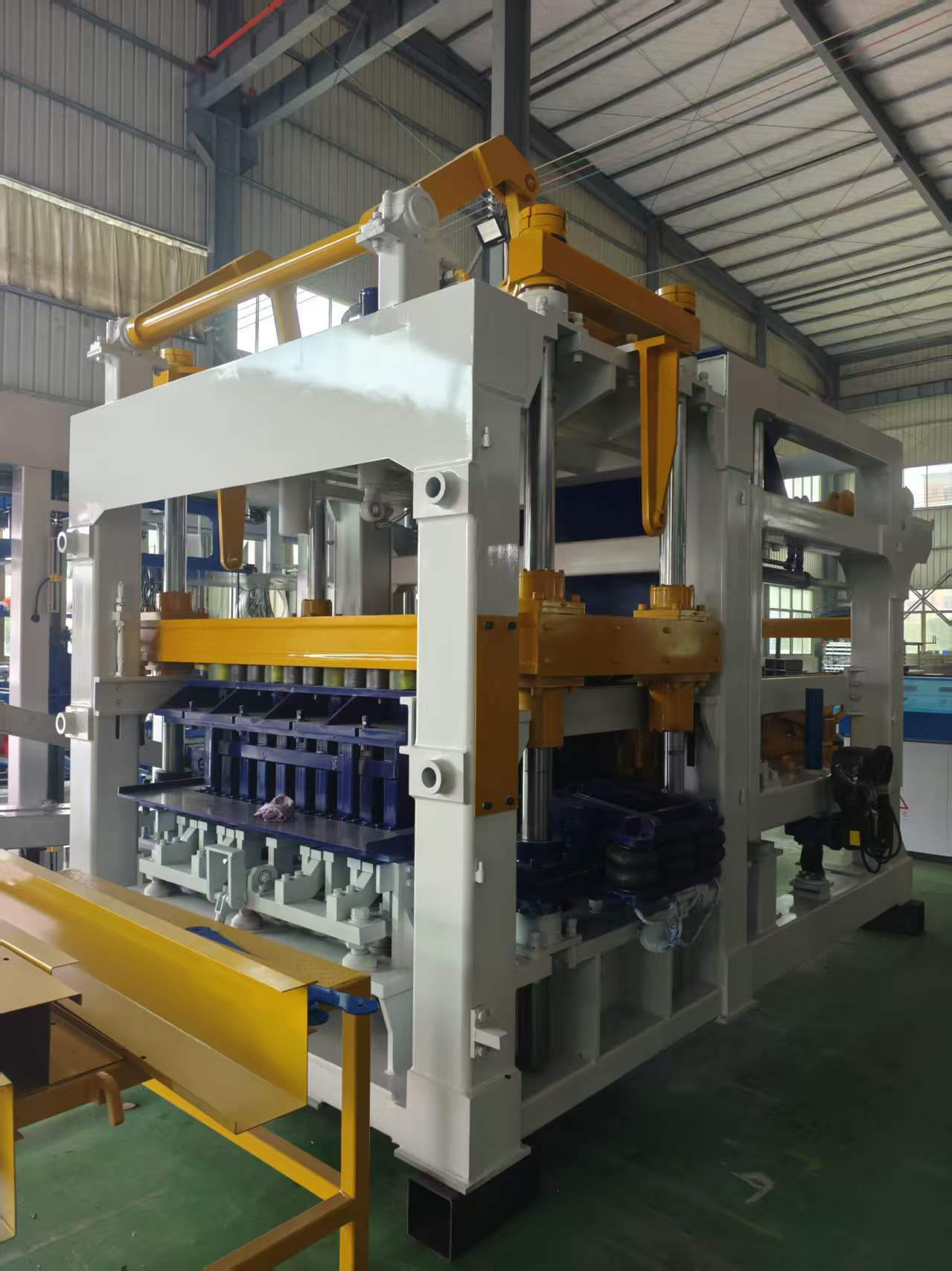Ligne de production de blocs de béton expédiée avec succès en Asie centrale